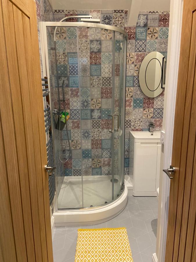 Stylish Tenby Apartment, Great Location, Parking Eksteriør bilde